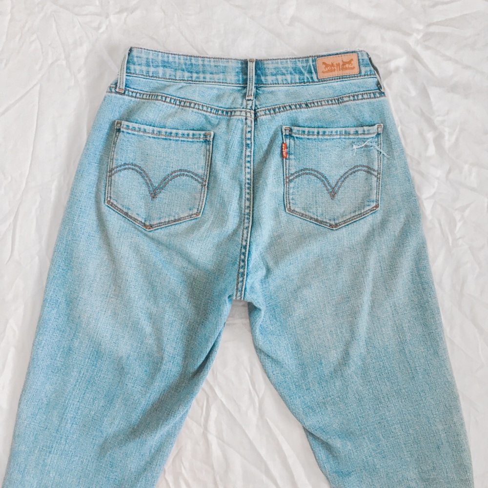 SOLD Levi’s straight leg 525 light wash jeans